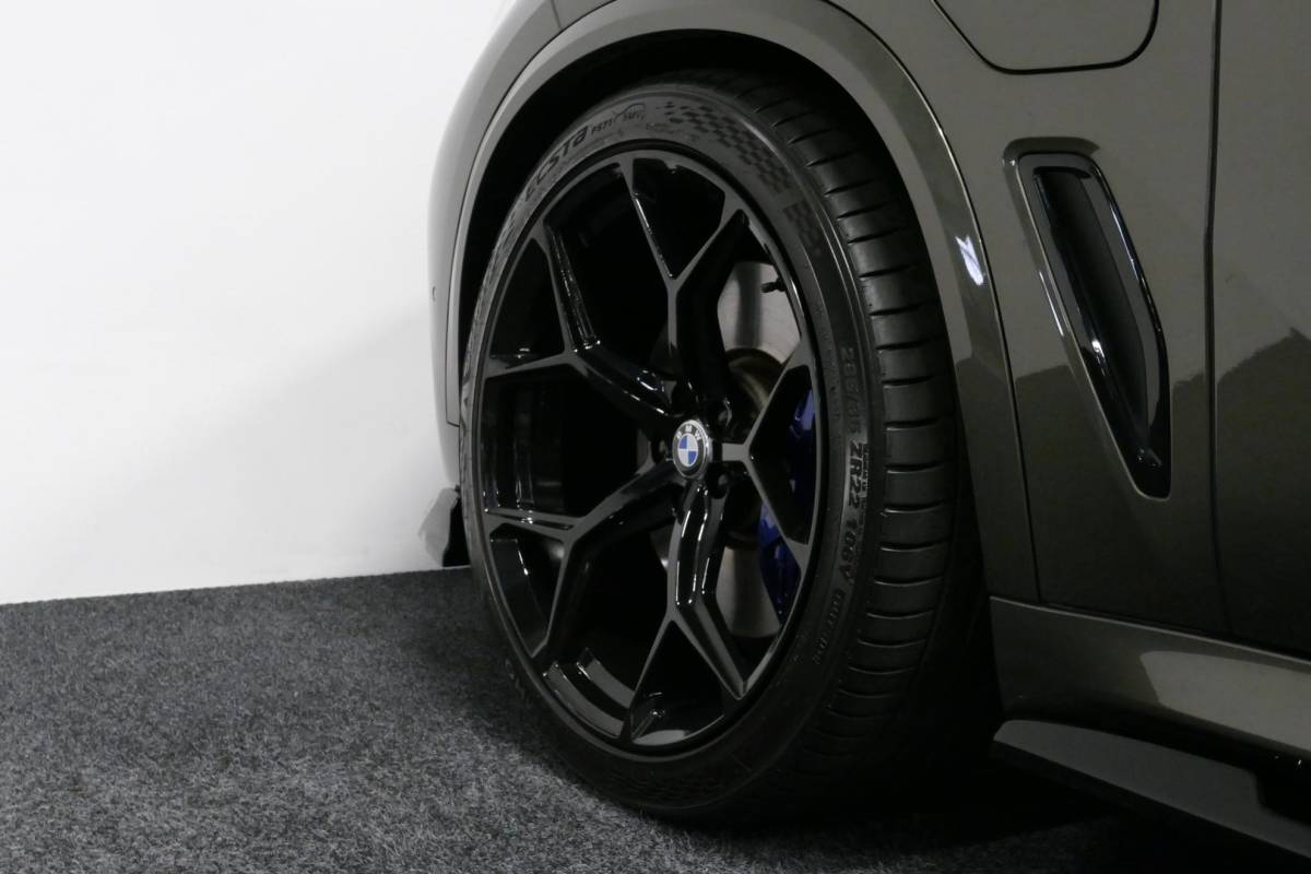 BMW X5 BMW X5 xDrive45e M Sport / Orig. Nederlands / Maxton Design Bodykit V.2 / Panoramadak Sky Lounge / Massage stoelen / Carbon inleg / Trekhaak / Elektr. verstelbare voorstoelen + memory / BMW Laser Koplampen / Bowers & Wilkins Sound-system / Head-up Display / Achterasbesturing / Stoelverwarming & -koeling / Bekerhouder met verwarm- & koelfunctie / Softclose – servosluiting / Ambienteverlichting / Shadow-Line