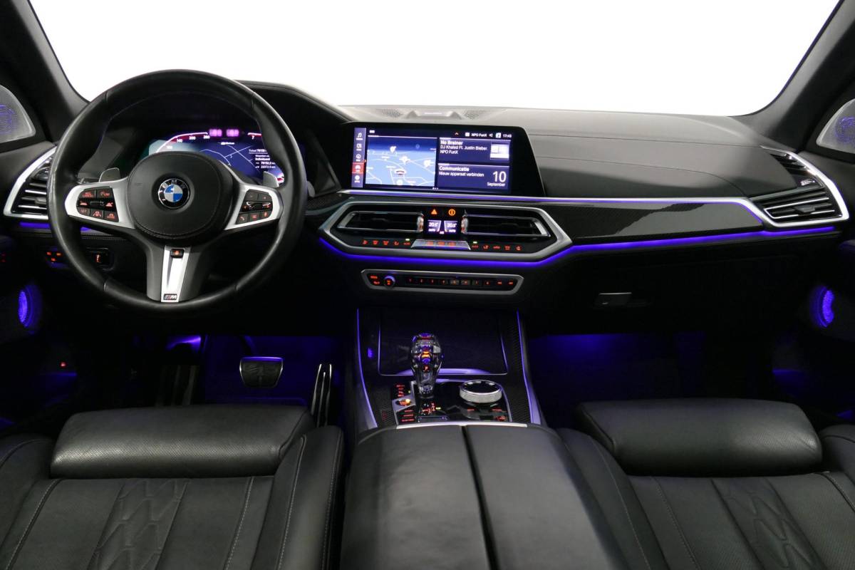 BMW X5 BMW X5 xDrive45e M Sport / Orig. Nederlands / Maxton Design Bodykit V.2 / Panoramadak Sky Lounge / Massage stoelen / Carbon inleg / Trekhaak / Elektr. verstelbare voorstoelen + memory / BMW Laser Koplampen / Bowers & Wilkins Sound-system / Head-up Display / Achterasbesturing / Stoelverwarming & -koeling / Bekerhouder met verwarm- & koelfunctie / Softclose – servosluiting / Ambienteverlichting / Shadow-Line