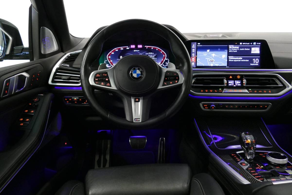 BMW X5 BMW X5 xDrive45e M Sport / Orig. Nederlands / Maxton Design Bodykit V.2 / Panoramadak Sky Lounge / Massage stoelen / Carbon inleg / Trekhaak / Elektr. verstelbare voorstoelen + memory / BMW Laser Koplampen / Bowers & Wilkins Sound-system / Head-up Display / Achterasbesturing / Stoelverwarming & -koeling / Bekerhouder met verwarm- & koelfunctie / Softclose – servosluiting / Ambienteverlichting / Shadow-Line