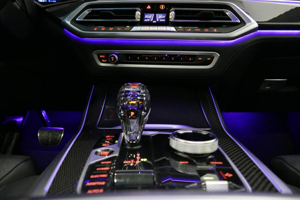 BMW X5 BMW X5 xDrive45e M Sport / Orig. Nederlands / Maxton Design Bodykit V.2 / Panoramadak Sky Lounge / Massage stoelen / Carbon inleg / Trekhaak / Elektr. verstelbare voorstoelen + memory / BMW Laser Koplampen / Bowers & Wilkins Sound-system / Head-up Display / Achterasbesturing / Stoelverwarming & -koeling / Bekerhouder met verwarm- & koelfunctie / Softclose – servosluiting / Ambienteverlichting / Shadow-Line