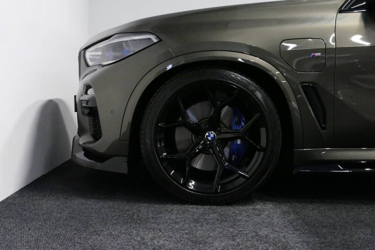 BMW X5 BMW X5 xDrive45e M Sport / Orig. Nederlands / Maxton Design Bodykit V.2 / Panoramadak Sky Lounge / Massage stoelen / Carbon inleg / Trekhaak / Elektr. verstelbare voorstoelen + memory / BMW Laser Koplampen / Bowers & Wilkins Sound-system / Head-up Display / Achterasbesturing / Stoelverwarming & -koeling / Bekerhouder met verwarm- & koelfunctie / Softclose – servosluiting / Ambienteverlichting / Shadow-Line