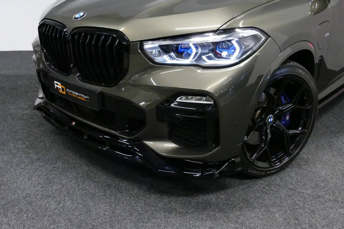 BMW X5 BMW X5 xDrive45e M Sport / Orig. Nederlands / Maxton Design Bodykit V.2 / Panoramadak Sky Lounge / Massage stoelen / Carbon inleg / Trekhaak / Elektr. verstelbare voorstoelen + memory / BMW Laser Koplampen / Bowers & Wilkins Sound-system / Head-up Display / Achterasbesturing / Stoelverwarming & -koeling / Bekerhouder met verwarm- & koelfunctie / Softclose – servosluiting / Ambienteverlichting / Shadow-Line