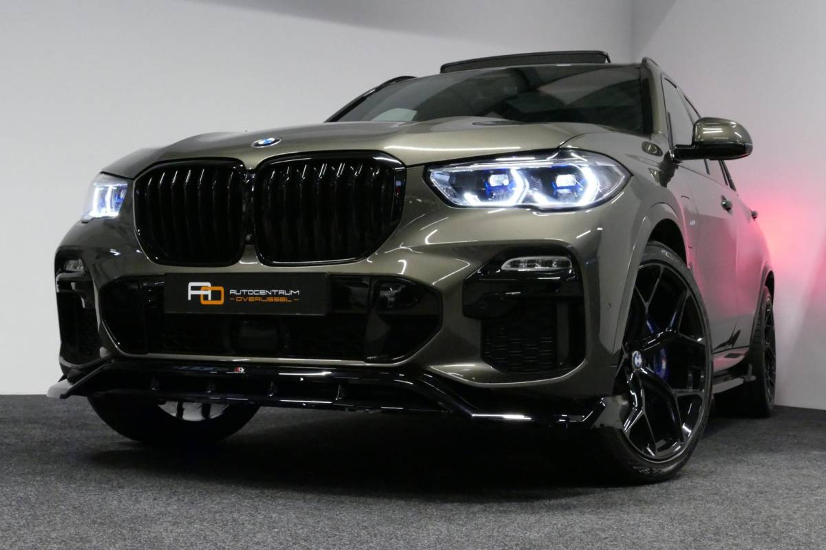 BMW X5 BMW X5 xDrive45e M Sport / Orig. Nederlands / Maxton Design Bodykit V.2 / Panoramadak Sky Lounge / Massage stoelen / Carbon inleg / Trekhaak / Elektr. verstelbare voorstoelen + memory / BMW Laser Koplampen / Bowers & Wilkins Sound-system / Head-up Display / Achterasbesturing / Stoelverwarming & -koeling / Bekerhouder met verwarm- & koelfunctie / Softclose – servosluiting / Ambienteverlichting / Shadow-Line