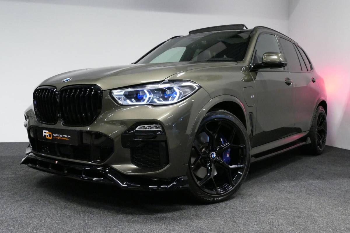 BMW X5 BMW X5 xDrive45e M Sport / Orig. Nederlands / Maxton Design Bodykit V.2 / Panoramadak Sky Lounge / Massage stoelen / Carbon inleg / Trekhaak / Elektr. verstelbare voorstoelen + memory / BMW Laser Koplampen / Bowers & Wilkins Sound-system / Head-up Display / Achterasbesturing / Stoelverwarming & -koeling / Bekerhouder met verwarm- & koelfunctie / Softclose – servosluiting / Ambienteverlichting / Shadow-Line