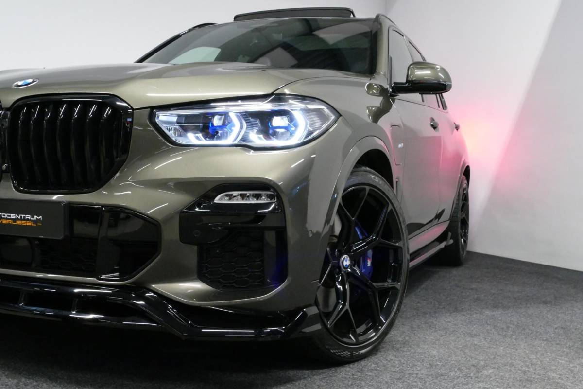 BMW X5 BMW X5 xDrive45e M Sport / Orig. Nederlands / Maxton Design Bodykit V.2 / Panoramadak Sky Lounge / Massage stoelen / Carbon inleg / Trekhaak / Elektr. verstelbare voorstoelen + memory / BMW Laser Koplampen / Bowers & Wilkins Sound-system / Head-up Display / Achterasbesturing / Stoelverwarming & -koeling / Bekerhouder met verwarm- & koelfunctie / Softclose – servosluiting / Ambienteverlichting / Shadow-Line