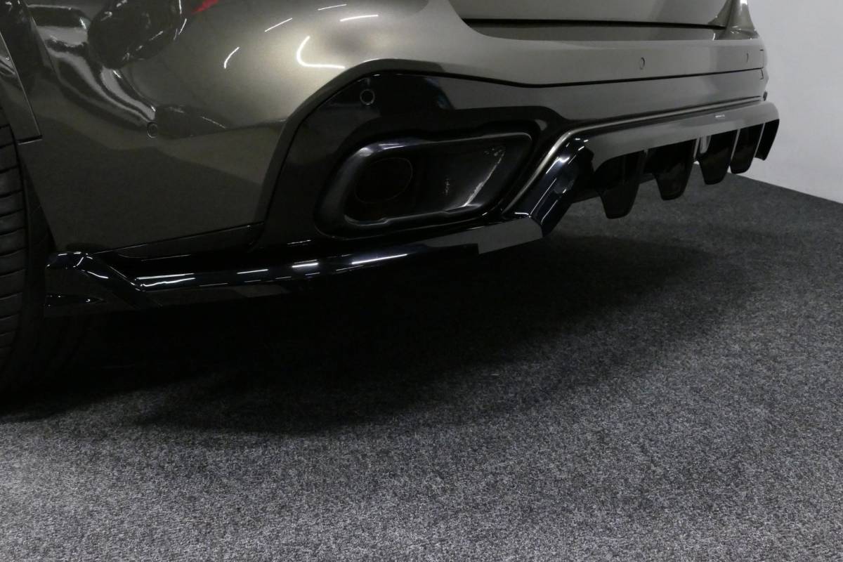 BMW X5 BMW X5 xDrive45e M Sport / Orig. Nederlands / Maxton Design Bodykit V.2 / Panoramadak Sky Lounge / Massage stoelen / Carbon inleg / Trekhaak / Elektr. verstelbare voorstoelen + memory / BMW Laser Koplampen / Bowers & Wilkins Sound-system / Head-up Display / Achterasbesturing / Stoelverwarming & -koeling / Bekerhouder met verwarm- & koelfunctie / Softclose – servosluiting / Ambienteverlichting / Shadow-Line