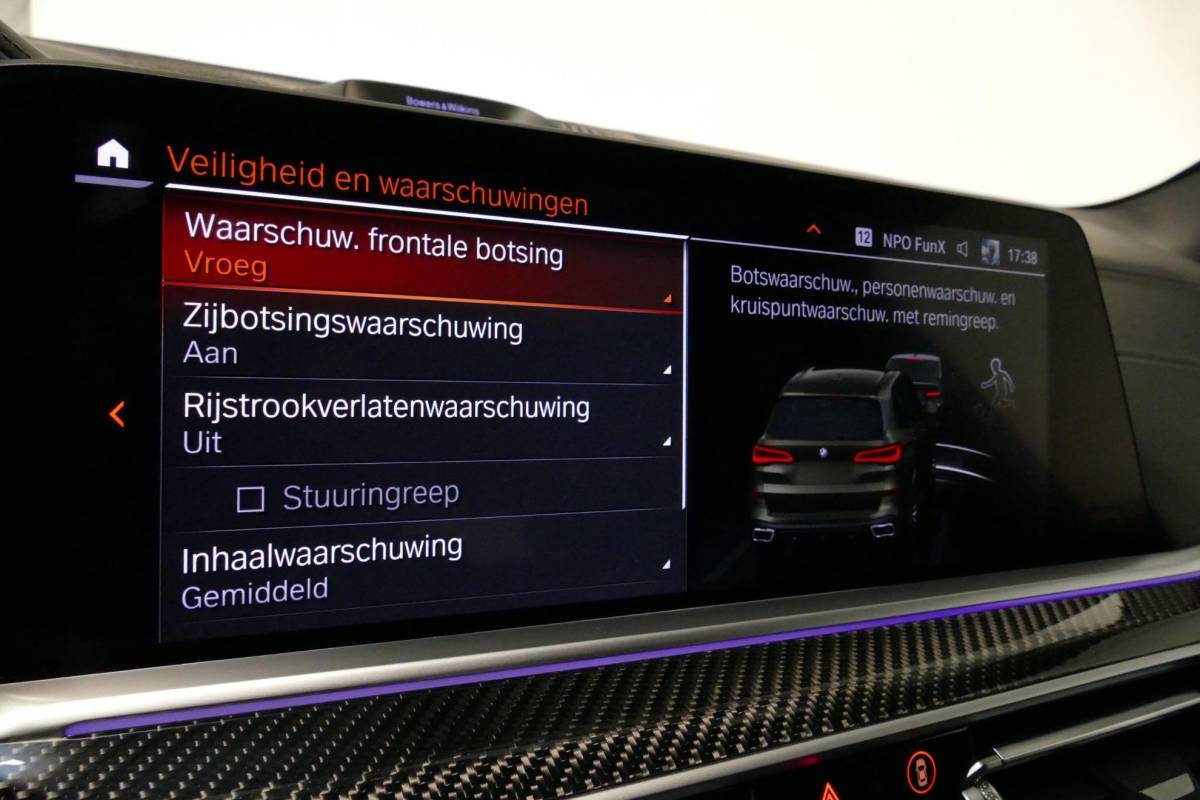 BMW X5 BMW X5 xDrive45e M Sport / Orig. Nederlands / Maxton Design Bodykit V.2 / Panoramadak Sky Lounge / Massage stoelen / Carbon inleg / Trekhaak / Elektr. verstelbare voorstoelen + memory / BMW Laser Koplampen / Bowers & Wilkins Sound-system / Head-up Display / Achterasbesturing / Stoelverwarming & -koeling / Bekerhouder met verwarm- & koelfunctie / Softclose – servosluiting / Ambienteverlichting / Shadow-Line