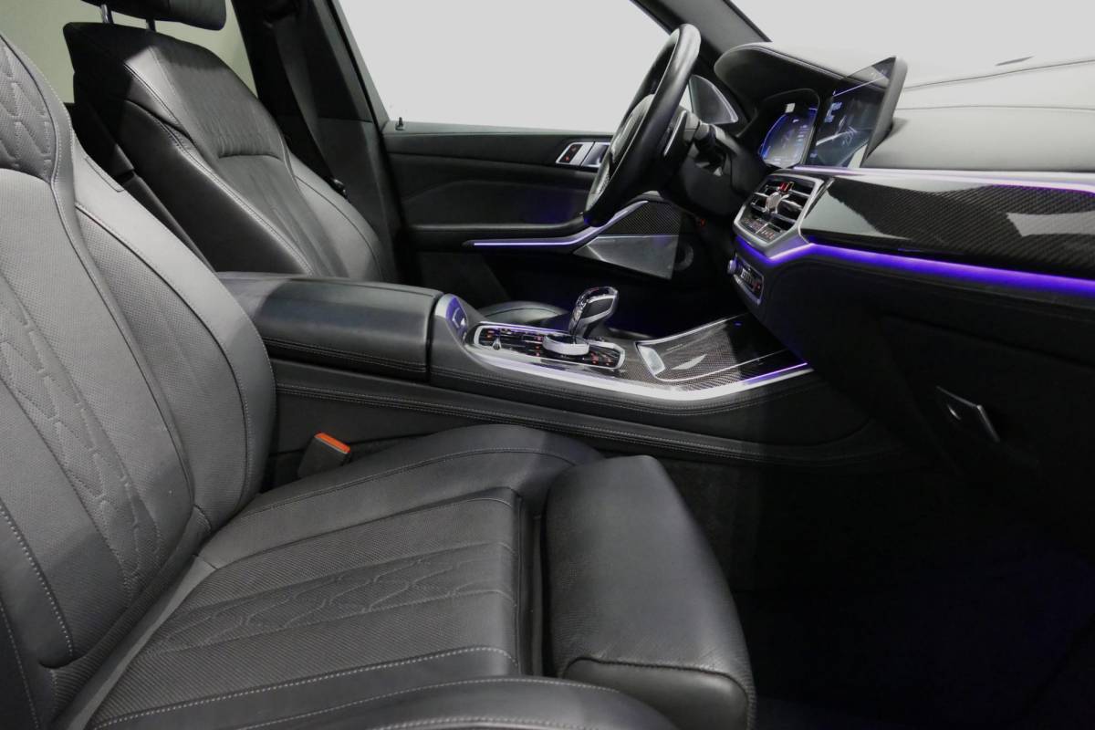 BMW X5 BMW X5 xDrive45e M Sport / Orig. Nederlands / Maxton Design Bodykit V.2 / Panoramadak Sky Lounge / Massage stoelen / Carbon inleg / Trekhaak / Elektr. verstelbare voorstoelen + memory / BMW Laser Koplampen / Bowers & Wilkins Sound-system / Head-up Display / Achterasbesturing / Stoelverwarming & -koeling / Bekerhouder met verwarm- & koelfunctie / Softclose – servosluiting / Ambienteverlichting / Shadow-Line