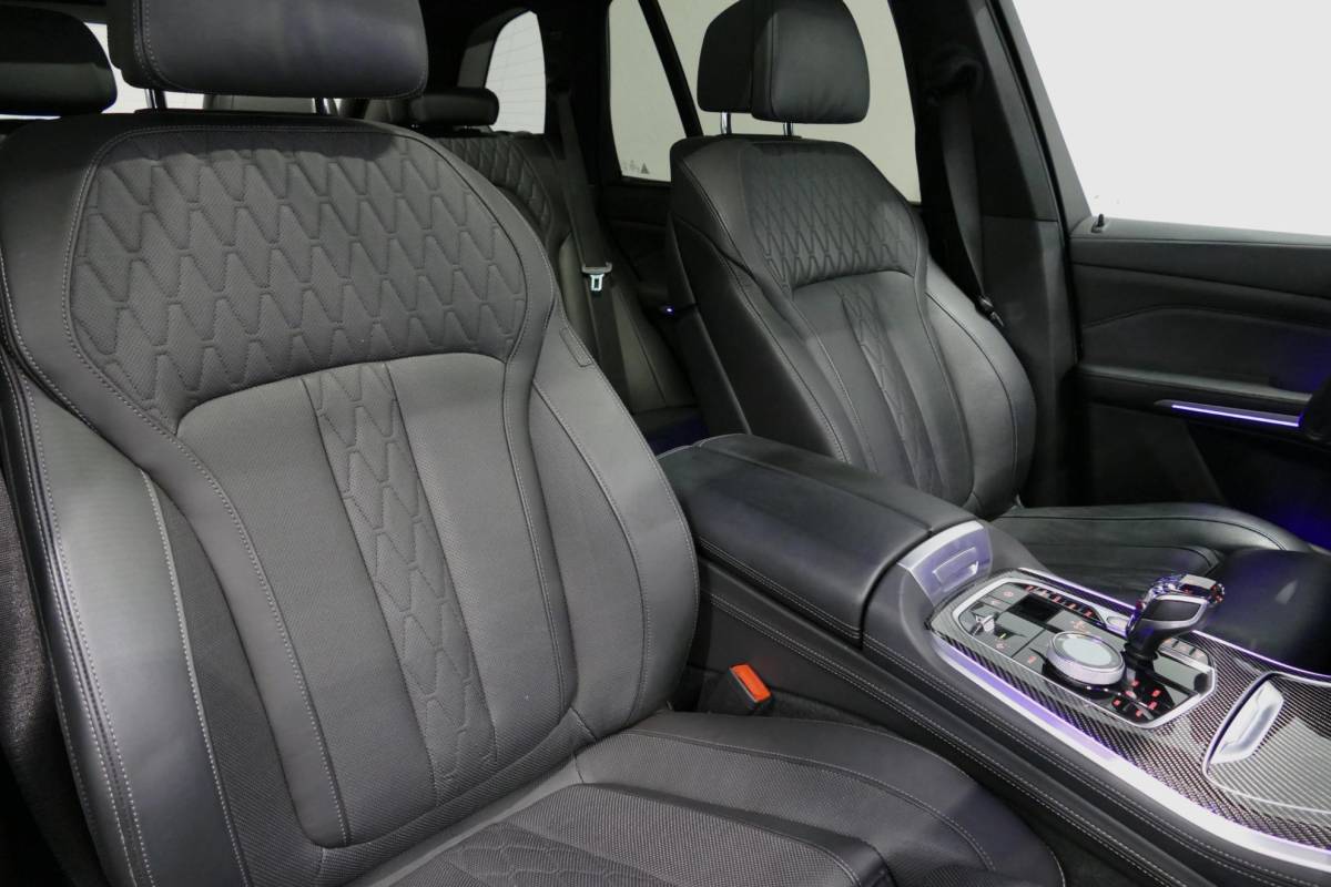 BMW X5 BMW X5 xDrive45e M Sport / Orig. Nederlands / Maxton Design Bodykit V.2 / Panoramadak Sky Lounge / Massage stoelen / Carbon inleg / Trekhaak / Elektr. verstelbare voorstoelen + memory / BMW Laser Koplampen / Bowers & Wilkins Sound-system / Head-up Display / Achterasbesturing / Stoelverwarming & -koeling / Bekerhouder met verwarm- & koelfunctie / Softclose – servosluiting / Ambienteverlichting / Shadow-Line