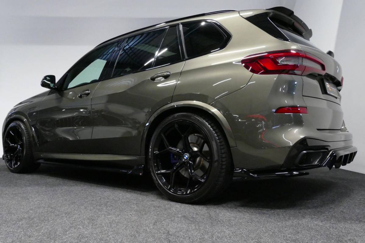 BMW X5 BMW X5 xDrive45e M Sport / Orig. Nederlands / Maxton Design Bodykit V.2 / Panoramadak Sky Lounge / Massage stoelen / Carbon inleg / Trekhaak / Elektr. verstelbare voorstoelen + memory / BMW Laser Koplampen / Bowers & Wilkins Sound-system / Head-up Display / Achterasbesturing / Stoelverwarming & -koeling / Bekerhouder met verwarm- & koelfunctie / Softclose – servosluiting / Ambienteverlichting / Shadow-Line