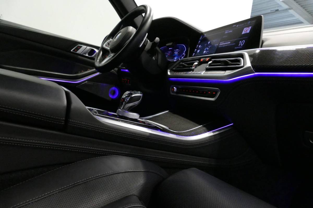BMW X5 BMW X5 xDrive45e M Sport / Orig. Nederlands / Maxton Design Bodykit V.2 / Panoramadak Sky Lounge / Massage stoelen / Carbon inleg / Trekhaak / Elektr. verstelbare voorstoelen + memory / BMW Laser Koplampen / Bowers & Wilkins Sound-system / Head-up Display / Achterasbesturing / Stoelverwarming & -koeling / Bekerhouder met verwarm- & koelfunctie / Softclose – servosluiting / Ambienteverlichting / Shadow-Line