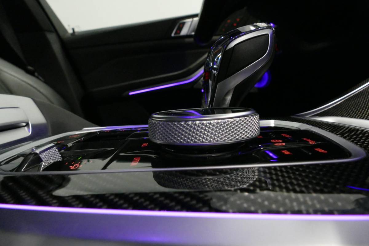 BMW X5 BMW X5 xDrive45e M Sport / Orig. Nederlands / Maxton Design Bodykit V.2 / Panoramadak Sky Lounge / Massage stoelen / Carbon inleg / Trekhaak / Elektr. verstelbare voorstoelen + memory / BMW Laser Koplampen / Bowers & Wilkins Sound-system / Head-up Display / Achterasbesturing / Stoelverwarming & -koeling / Bekerhouder met verwarm- & koelfunctie / Softclose – servosluiting / Ambienteverlichting / Shadow-Line