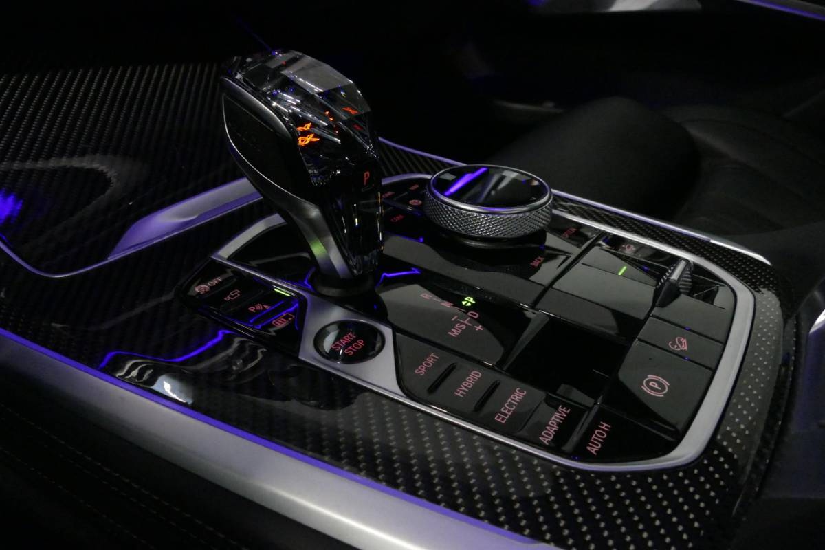 BMW X5 BMW X5 xDrive45e M Sport / Orig. Nederlands / Maxton Design Bodykit V.2 / Panoramadak Sky Lounge / Massage stoelen / Carbon inleg / Trekhaak / Elektr. verstelbare voorstoelen + memory / BMW Laser Koplampen / Bowers & Wilkins Sound-system / Head-up Display / Achterasbesturing / Stoelverwarming & -koeling / Bekerhouder met verwarm- & koelfunctie / Softclose – servosluiting / Ambienteverlichting / Shadow-Line
