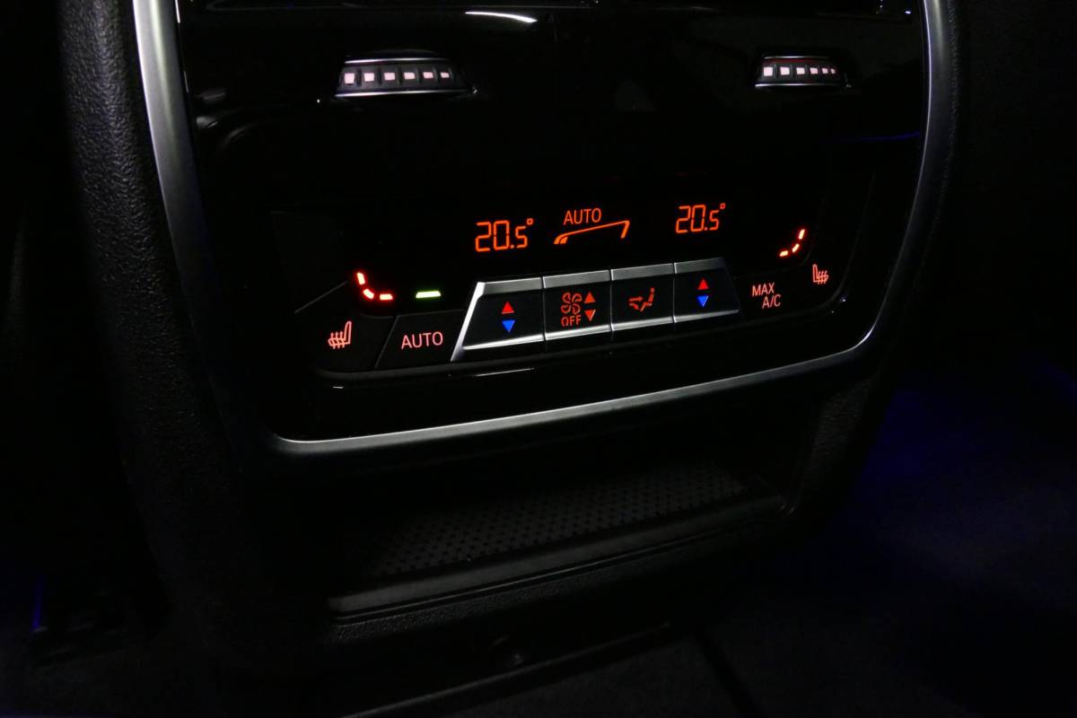 BMW X5 BMW X5 xDrive45e M Sport / Orig. Nederlands / Maxton Design Bodykit V.2 / Panoramadak Sky Lounge / Massage stoelen / Carbon inleg / Trekhaak / Elektr. verstelbare voorstoelen + memory / BMW Laser Koplampen / Bowers & Wilkins Sound-system / Head-up Display / Achterasbesturing / Stoelverwarming & -koeling / Bekerhouder met verwarm- & koelfunctie / Softclose – servosluiting / Ambienteverlichting / Shadow-Line
