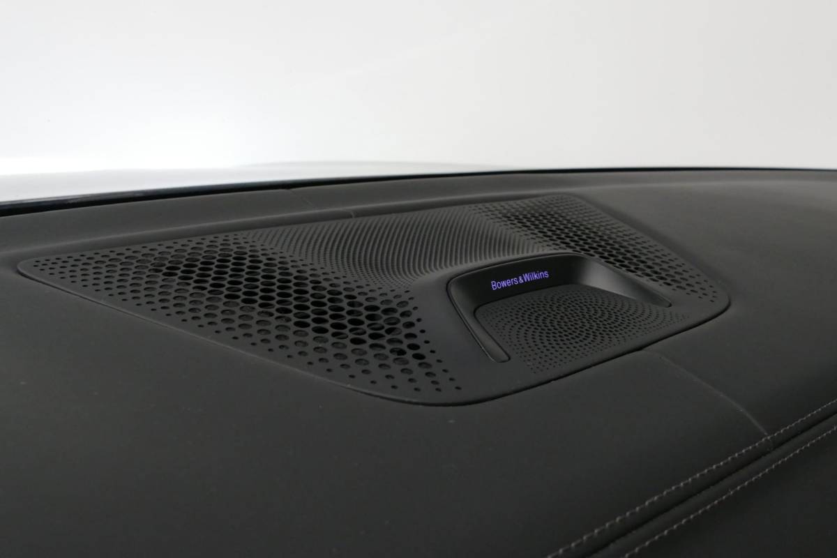 BMW X5 BMW X5 xDrive45e M Sport / Orig. Nederlands / Maxton Design Bodykit V.2 / Panoramadak Sky Lounge / Massage stoelen / Carbon inleg / Trekhaak / Elektr. verstelbare voorstoelen + memory / BMW Laser Koplampen / Bowers & Wilkins Sound-system / Head-up Display / Achterasbesturing / Stoelverwarming & -koeling / Bekerhouder met verwarm- & koelfunctie / Softclose – servosluiting / Ambienteverlichting / Shadow-Line
