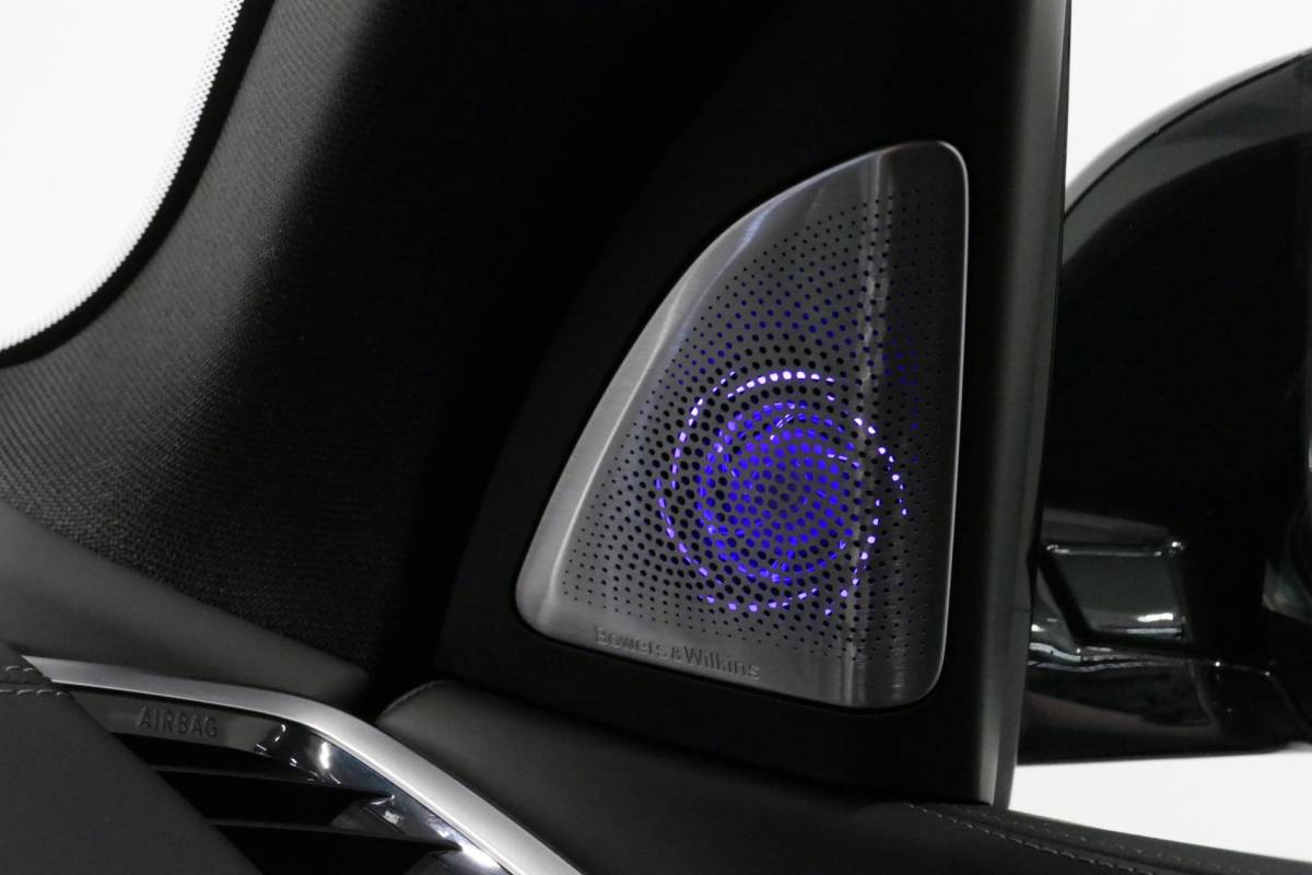 BMW X5 BMW X5 xDrive45e M Sport / Orig. Nederlands / Maxton Design Bodykit V.2 / Panoramadak Sky Lounge / Massage stoelen / Carbon inleg / Trekhaak / Elektr. verstelbare voorstoelen + memory / BMW Laser Koplampen / Bowers & Wilkins Sound-system / Head-up Display / Achterasbesturing / Stoelverwarming & -koeling / Bekerhouder met verwarm- & koelfunctie / Softclose – servosluiting / Ambienteverlichting / Shadow-Line