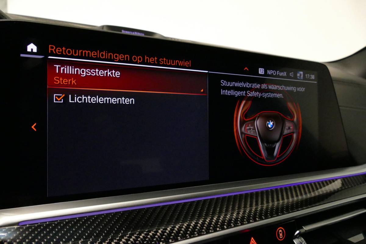 BMW X5 BMW X5 xDrive45e M Sport / Orig. Nederlands / Maxton Design Bodykit V.2 / Panoramadak Sky Lounge / Massage stoelen / Carbon inleg / Trekhaak / Elektr. verstelbare voorstoelen + memory / BMW Laser Koplampen / Bowers & Wilkins Sound-system / Head-up Display / Achterasbesturing / Stoelverwarming & -koeling / Bekerhouder met verwarm- & koelfunctie / Softclose – servosluiting / Ambienteverlichting / Shadow-Line