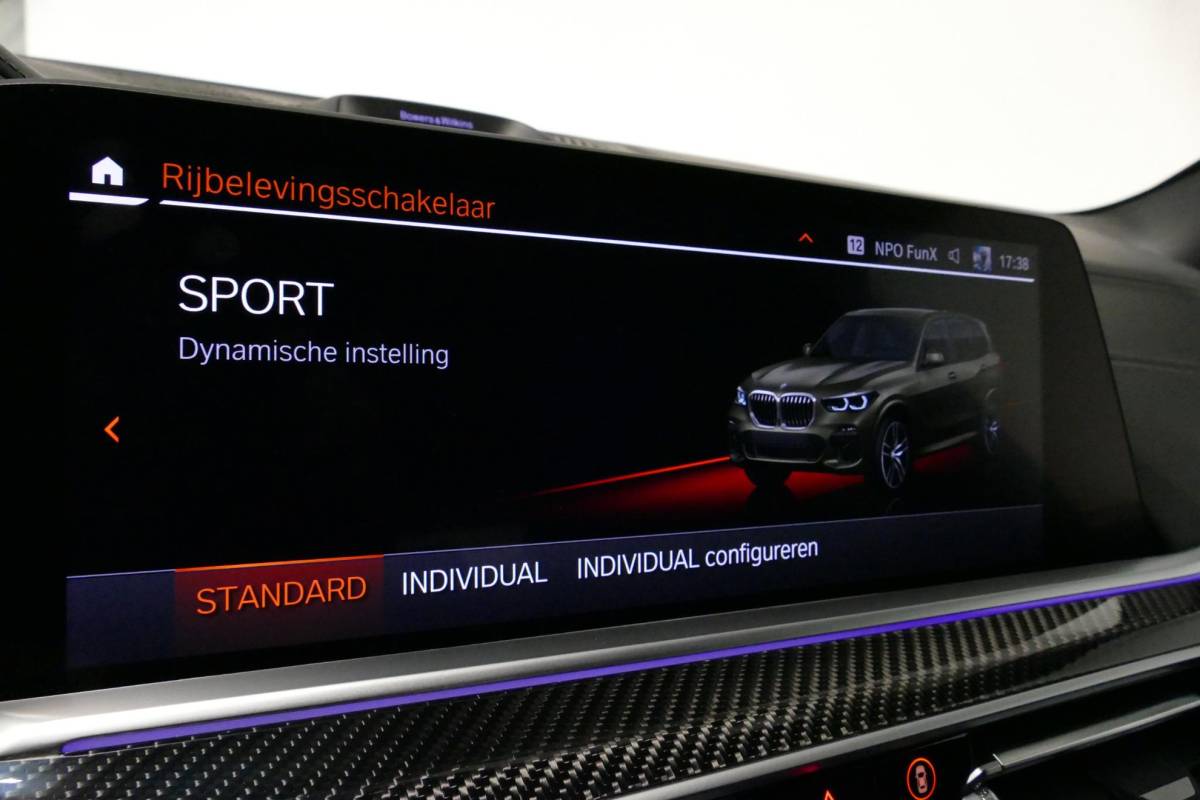 BMW X5 BMW X5 xDrive45e M Sport / Orig. Nederlands / Maxton Design Bodykit V.2 / Panoramadak Sky Lounge / Massage stoelen / Carbon inleg / Trekhaak / Elektr. verstelbare voorstoelen + memory / BMW Laser Koplampen / Bowers & Wilkins Sound-system / Head-up Display / Achterasbesturing / Stoelverwarming & -koeling / Bekerhouder met verwarm- & koelfunctie / Softclose – servosluiting / Ambienteverlichting / Shadow-Line