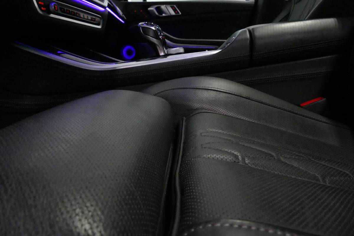 BMW X5 BMW X5 xDrive45e M Sport / Orig. Nederlands / Maxton Design Bodykit V.2 / Panoramadak Sky Lounge / Massage stoelen / Carbon inleg / Trekhaak / Elektr. verstelbare voorstoelen + memory / BMW Laser Koplampen / Bowers & Wilkins Sound-system / Head-up Display / Achterasbesturing / Stoelverwarming & -koeling / Bekerhouder met verwarm- & koelfunctie / Softclose – servosluiting / Ambienteverlichting / Shadow-Line