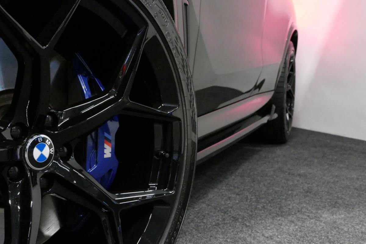 BMW X5 BMW X5 xDrive45e M Sport / Orig. Nederlands / Maxton Design Bodykit V.2 / Panoramadak Sky Lounge / Massage stoelen / Carbon inleg / Trekhaak / Elektr. verstelbare voorstoelen + memory / BMW Laser Koplampen / Bowers & Wilkins Sound-system / Head-up Display / Achterasbesturing / Stoelverwarming & -koeling / Bekerhouder met verwarm- & koelfunctie / Softclose – servosluiting / Ambienteverlichting / Shadow-Line
