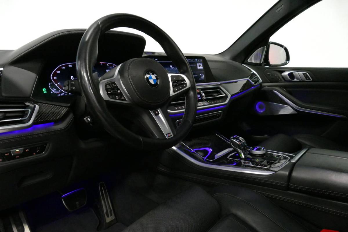 BMW X5 BMW X5 xDrive45e M Sport / Orig. Nederlands / Maxton Design Bodykit V.2 / Panoramadak Sky Lounge / Massage stoelen / Carbon inleg / Trekhaak / Elektr. verstelbare voorstoelen + memory / BMW Laser Koplampen / Bowers & Wilkins Sound-system / Head-up Display / Achterasbesturing / Stoelverwarming & -koeling / Bekerhouder met verwarm- & koelfunctie / Softclose – servosluiting / Ambienteverlichting / Shadow-Line