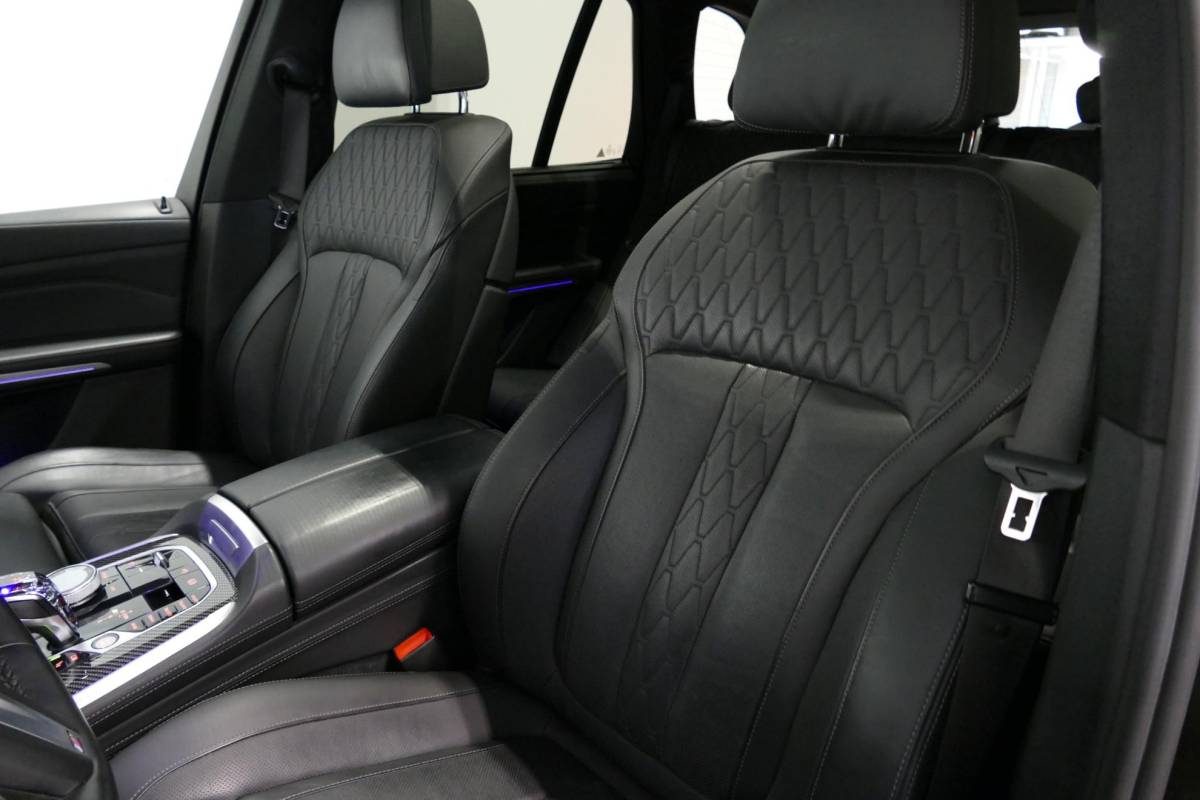 BMW X5 BMW X5 xDrive45e M Sport / Orig. Nederlands / Maxton Design Bodykit V.2 / Panoramadak Sky Lounge / Massage stoelen / Carbon inleg / Trekhaak / Elektr. verstelbare voorstoelen + memory / BMW Laser Koplampen / Bowers & Wilkins Sound-system / Head-up Display / Achterasbesturing / Stoelverwarming & -koeling / Bekerhouder met verwarm- & koelfunctie / Softclose – servosluiting / Ambienteverlichting / Shadow-Line