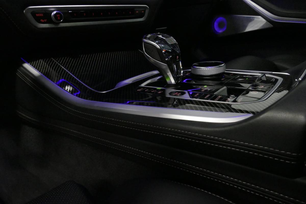 BMW X5 BMW X5 xDrive45e M Sport / Orig. Nederlands / Maxton Design Bodykit V.2 / Panoramadak Sky Lounge / Massage stoelen / Carbon inleg / Trekhaak / Elektr. verstelbare voorstoelen + memory / BMW Laser Koplampen / Bowers & Wilkins Sound-system / Head-up Display / Achterasbesturing / Stoelverwarming & -koeling / Bekerhouder met verwarm- & koelfunctie / Softclose – servosluiting / Ambienteverlichting / Shadow-Line