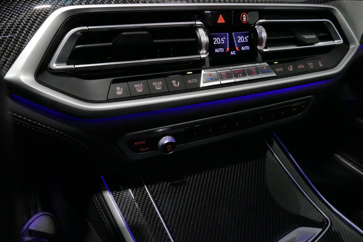 BMW X5 BMW X5 xDrive45e M Sport / Orig. Nederlands / Maxton Design Bodykit V.2 / Panoramadak Sky Lounge / Massage stoelen / Carbon inleg / Trekhaak / Elektr. verstelbare voorstoelen + memory / BMW Laser Koplampen / Bowers & Wilkins Sound-system / Head-up Display / Achterasbesturing / Stoelverwarming & -koeling / Bekerhouder met verwarm- & koelfunctie / Softclose – servosluiting / Ambienteverlichting / Shadow-Line