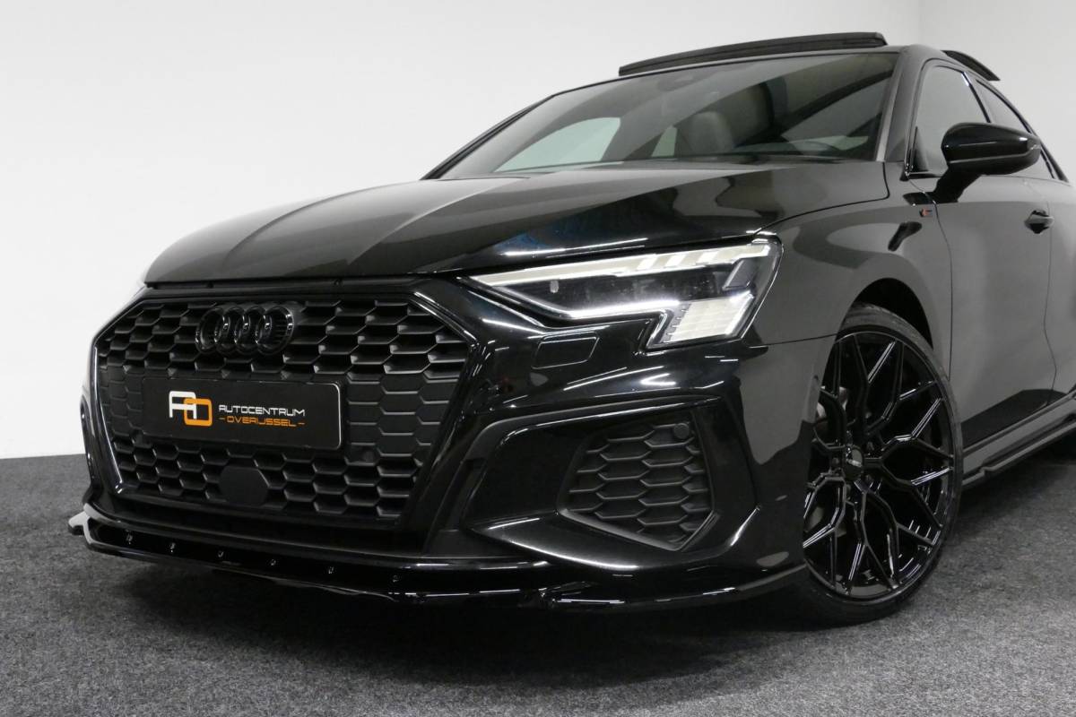 Audi A3 Audi A3 Limousine 35 TDI S Line / S-Line ex- & interieur / Maxton Design Bodykit / Panoramadak / S Sportstoelen / Bang & Olufsen Sound / Matrix LED / Ambienteverlichting / Stoelverwarming / Apple Carplay – Android Auto / 19” LMV Vossen look / Black Optic pakket / Achteruitrijcamera / Navigatie / Cruise Control