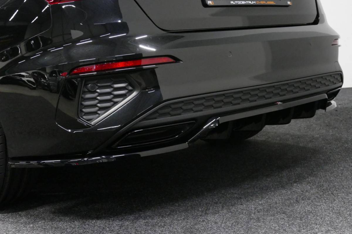 Audi A3 Audi A3 Limousine 35 TDI S Line / S-Line ex- & interieur / Maxton Design Bodykit / Panoramadak / S Sportstoelen / Bang & Olufsen Sound / Matrix LED / Ambienteverlichting / Stoelverwarming / Apple Carplay – Android Auto / 19” LMV Vossen look / Black Optic pakket / Achteruitrijcamera / Navigatie / Cruise Control