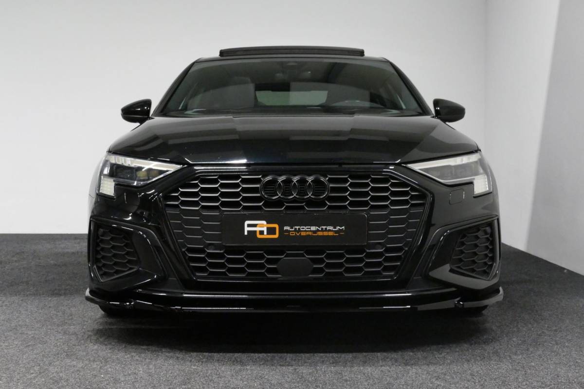 Audi A3 Audi A3 Limousine 35 TDI S Line / S-Line ex- & interieur / Maxton Design Bodykit / Panoramadak / S Sportstoelen / Bang & Olufsen Sound / Matrix LED / Ambienteverlichting / Stoelverwarming / Apple Carplay – Android Auto / 19” LMV Vossen look / Black Optic pakket / Achteruitrijcamera / Navigatie / Cruise Control