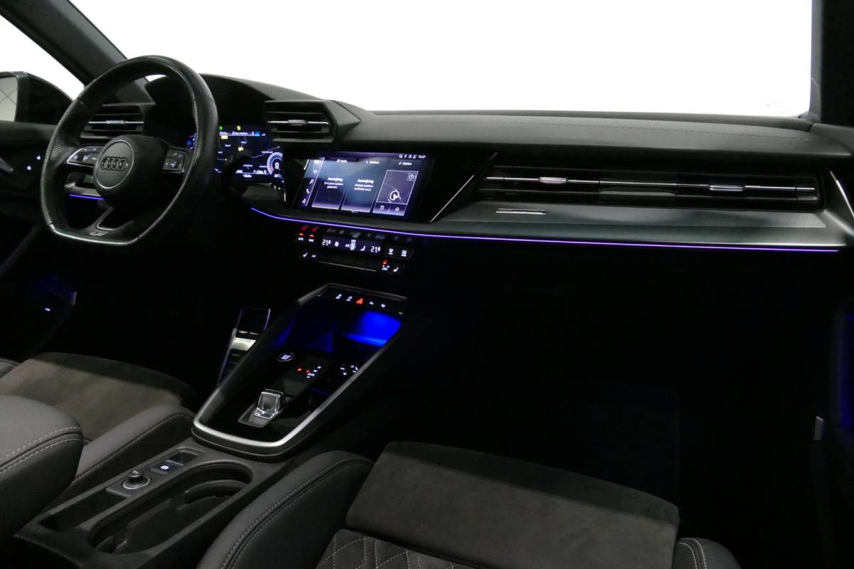 Audi A3 Audi A3 Limousine 35 TDI S Line / S-Line ex- & interieur / Maxton Design Bodykit / Panoramadak / S Sportstoelen / Bang & Olufsen Sound / Matrix LED / Ambienteverlichting / Stoelverwarming / Apple Carplay – Android Auto / 19” LMV Vossen look / Black Optic pakket / Achteruitrijcamera / Navigatie / Cruise Control