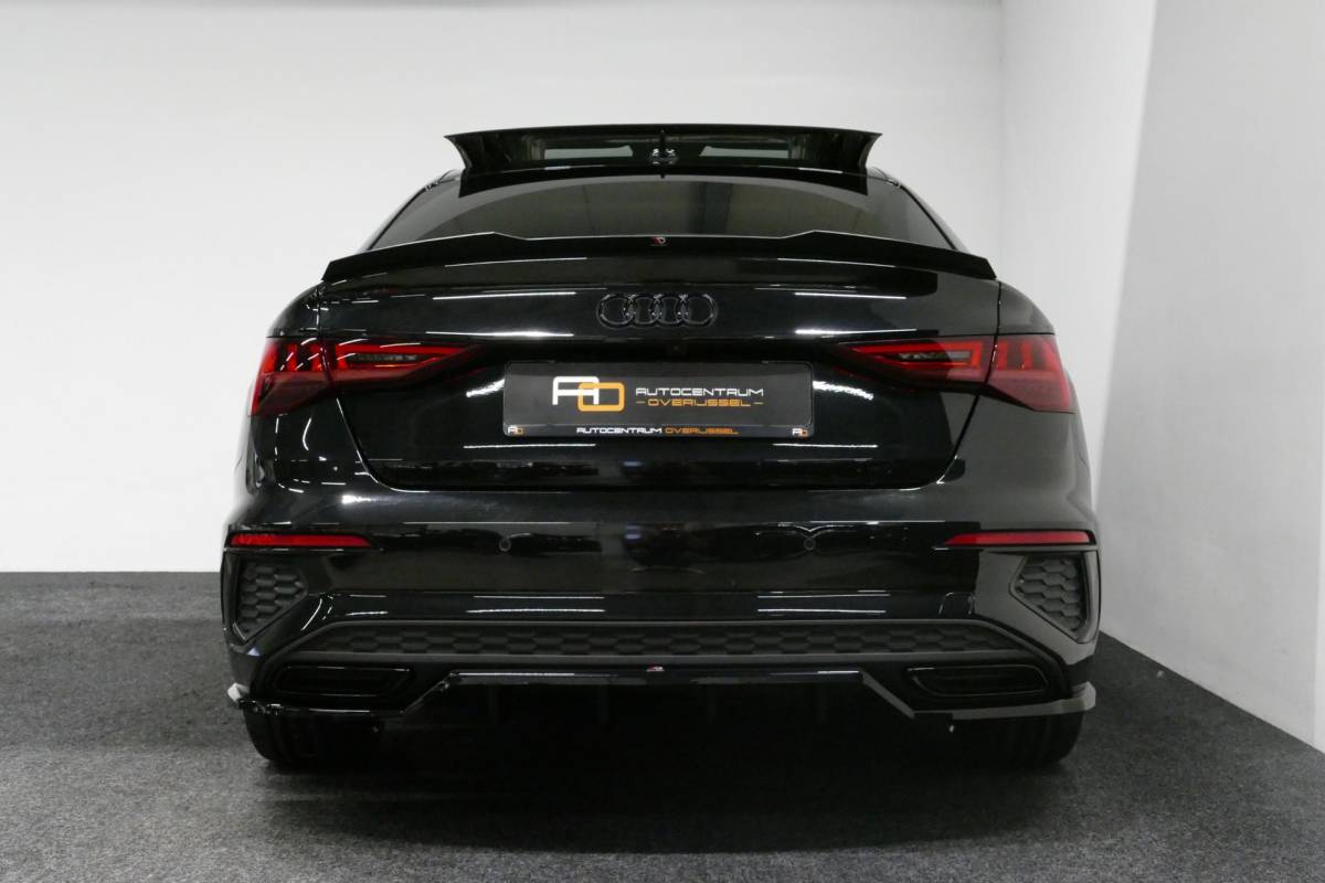Audi A3 Audi A3 Limousine 35 TDI S Line / S-Line ex- & interieur / Maxton Design Bodykit / Panoramadak / S Sportstoelen / Bang & Olufsen Sound / Matrix LED / Ambienteverlichting / Stoelverwarming / Apple Carplay – Android Auto / 19” LMV Vossen look / Black Optic pakket / Achteruitrijcamera / Navigatie / Cruise Control