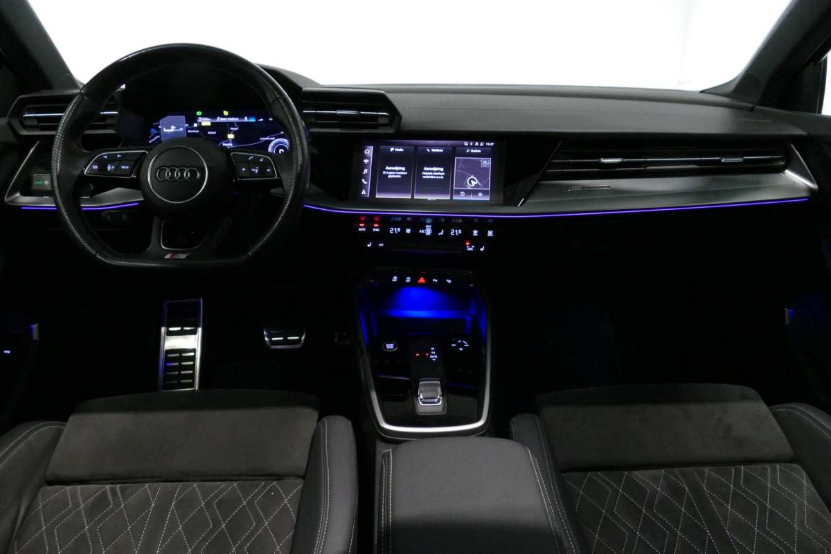 Audi A3 Audi A3 Limousine 35 TDI S Line / S-Line ex- & interieur / Maxton Design Bodykit / Panoramadak / S Sportstoelen / Bang & Olufsen Sound / Matrix LED / Ambienteverlichting / Stoelverwarming / Apple Carplay – Android Auto / 19” LMV Vossen look / Black Optic pakket / Achteruitrijcamera / Navigatie / Cruise Control