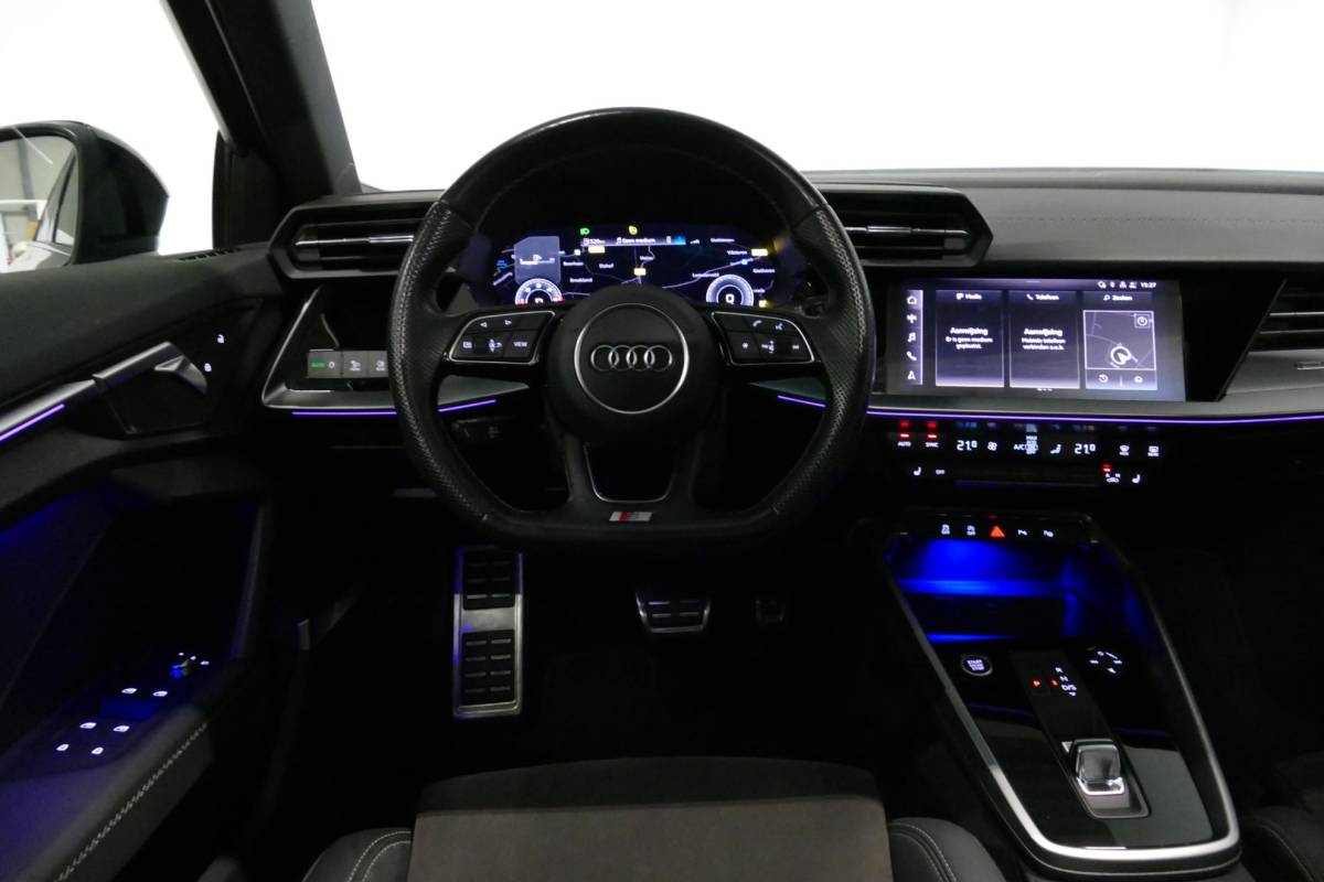 Audi A3 Audi A3 Limousine 35 TDI S Line / S-Line ex- & interieur / Maxton Design Bodykit / Panoramadak / S Sportstoelen / Bang & Olufsen Sound / Matrix LED / Ambienteverlichting / Stoelverwarming / Apple Carplay – Android Auto / 19” LMV Vossen look / Black Optic pakket / Achteruitrijcamera / Navigatie / Cruise Control