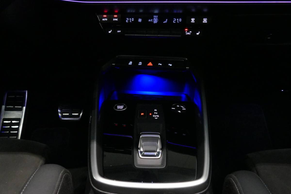 Audi A3 Audi A3 Limousine 35 TDI S Line / S-Line ex- & interieur / Maxton Design Bodykit / Panoramadak / S Sportstoelen / Bang & Olufsen Sound / Matrix LED / Ambienteverlichting / Stoelverwarming / Apple Carplay – Android Auto / 19” LMV Vossen look / Black Optic pakket / Achteruitrijcamera / Navigatie / Cruise Control