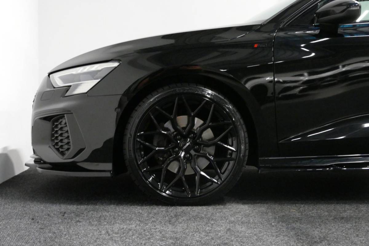 Audi A3 Audi A3 Limousine 35 TDI S Line / S-Line ex- & interieur / Maxton Design Bodykit / Panoramadak / S Sportstoelen / Bang & Olufsen Sound / Matrix LED / Ambienteverlichting / Stoelverwarming / Apple Carplay – Android Auto / 19” LMV Vossen look / Black Optic pakket / Achteruitrijcamera / Navigatie / Cruise Control
