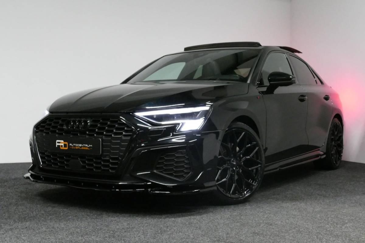 Audi A3 Audi A3 Limousine 35 TDI S Line / S-Line ex- & interieur / Maxton Design Bodykit / Panoramadak / S Sportstoelen / Bang & Olufsen Sound / Matrix LED / Ambienteverlichting / Stoelverwarming / Apple Carplay – Android Auto / 19” LMV Vossen look / Black Optic pakket / Achteruitrijcamera / Navigatie / Cruise Control