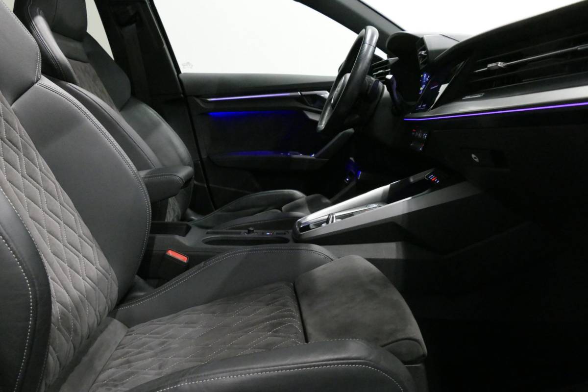 Audi A3 Audi A3 Limousine 35 TDI S Line / S-Line ex- & interieur / Maxton Design Bodykit / Panoramadak / S Sportstoelen / Bang & Olufsen Sound / Matrix LED / Ambienteverlichting / Stoelverwarming / Apple Carplay – Android Auto / 19” LMV Vossen look / Black Optic pakket / Achteruitrijcamera / Navigatie / Cruise Control