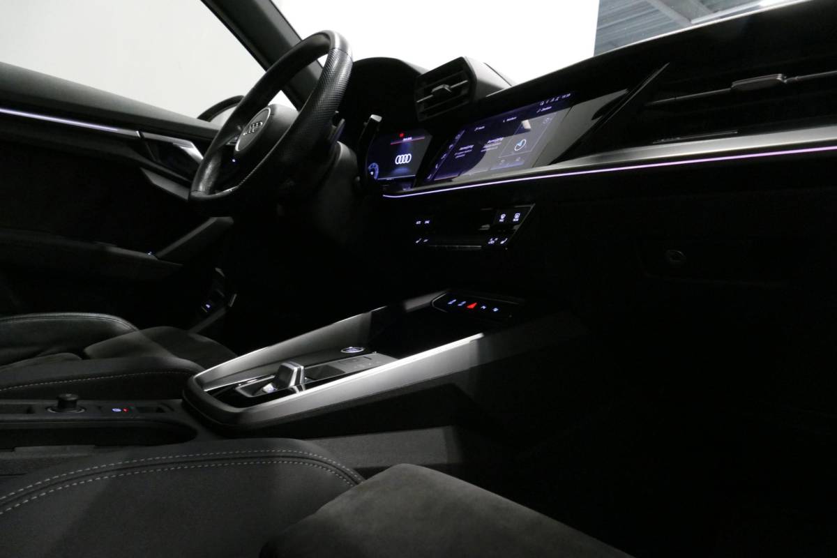 Audi A3 Audi A3 Limousine 35 TDI S Line / S-Line ex- & interieur / Maxton Design Bodykit / Panoramadak / S Sportstoelen / Bang & Olufsen Sound / Matrix LED / Ambienteverlichting / Stoelverwarming / Apple Carplay – Android Auto / 19” LMV Vossen look / Black Optic pakket / Achteruitrijcamera / Navigatie / Cruise Control