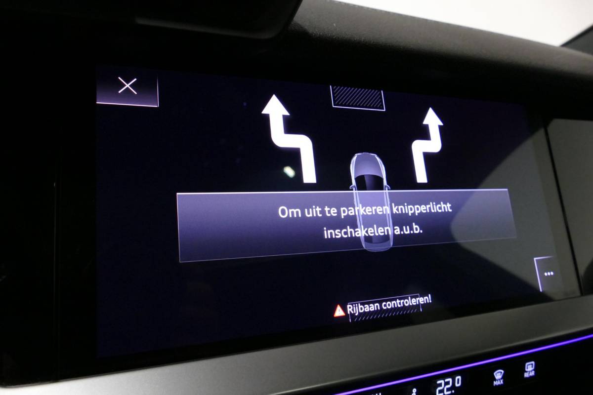 Audi A3 Audi A3 Limousine 35 TDI S Line / S-Line ex- & interieur / Maxton Design Bodykit / Panoramadak / S Sportstoelen / Bang & Olufsen Sound / Matrix LED / Ambienteverlichting / Stoelverwarming / Apple Carplay – Android Auto / 19” LMV Vossen look / Black Optic pakket / Achteruitrijcamera / Navigatie / Cruise Control