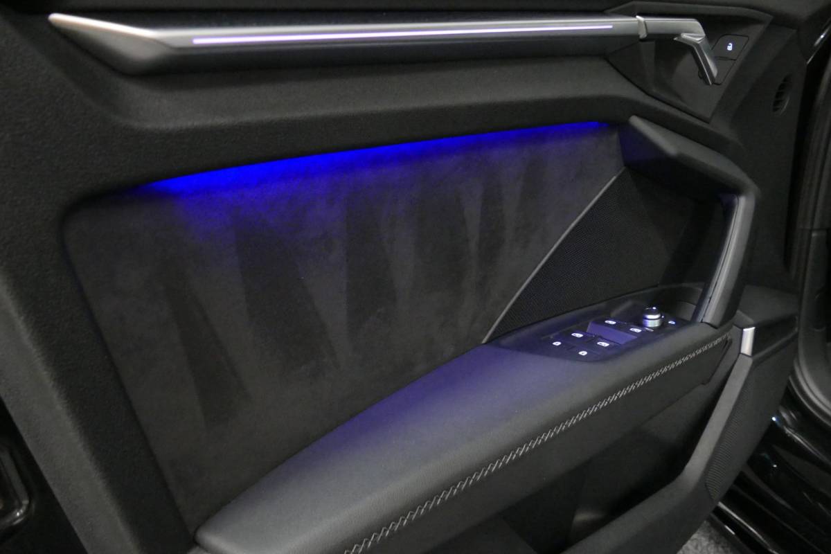 Audi A3 Audi A3 Limousine 35 TDI S Line / S-Line ex- & interieur / Maxton Design Bodykit / Panoramadak / S Sportstoelen / Bang & Olufsen Sound / Matrix LED / Ambienteverlichting / Stoelverwarming / Apple Carplay – Android Auto / 19” LMV Vossen look / Black Optic pakket / Achteruitrijcamera / Navigatie / Cruise Control