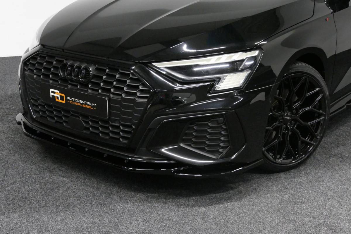 Audi A3 Audi A3 Limousine 35 TDI S Line / S-Line ex- & interieur / Maxton Design Bodykit / Panoramadak / S Sportstoelen / Bang & Olufsen Sound / Matrix LED / Ambienteverlichting / Stoelverwarming / Apple Carplay – Android Auto / 19” LMV Vossen look / Black Optic pakket / Achteruitrijcamera / Navigatie / Cruise Control