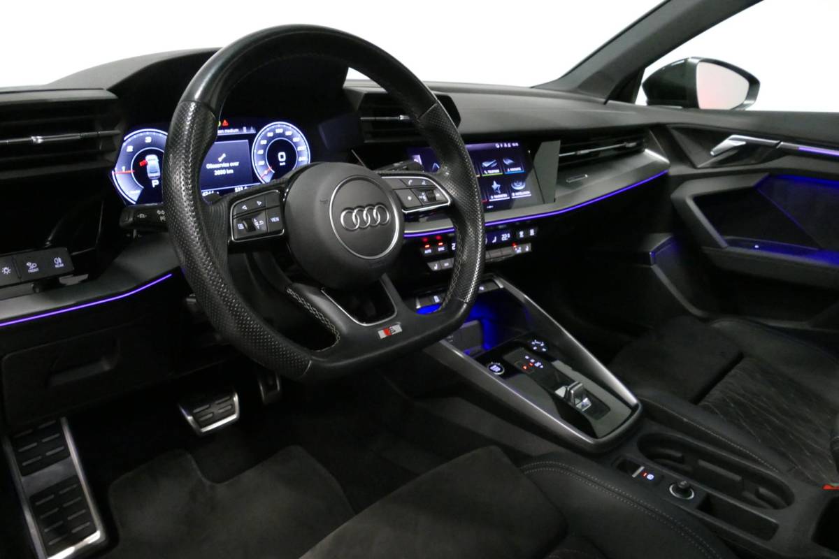 Audi A3 Audi A3 Limousine 35 TDI S Line / S-Line ex- & interieur / Maxton Design Bodykit / Panoramadak / S Sportstoelen / Bang & Olufsen Sound / Matrix LED / Ambienteverlichting / Stoelverwarming / Apple Carplay – Android Auto / 19” LMV Vossen look / Black Optic pakket / Achteruitrijcamera / Navigatie / Cruise Control