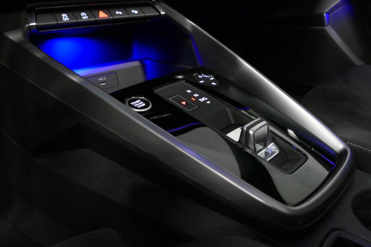 Audi A3 Audi A3 Limousine 35 TDI S Line / S-Line ex- & interieur / Maxton Design Bodykit / Panoramadak / S Sportstoelen / Bang & Olufsen Sound / Matrix LED / Ambienteverlichting / Stoelverwarming / Apple Carplay – Android Auto / 19” LMV Vossen look / Black Optic pakket / Achteruitrijcamera / Navigatie / Cruise Control