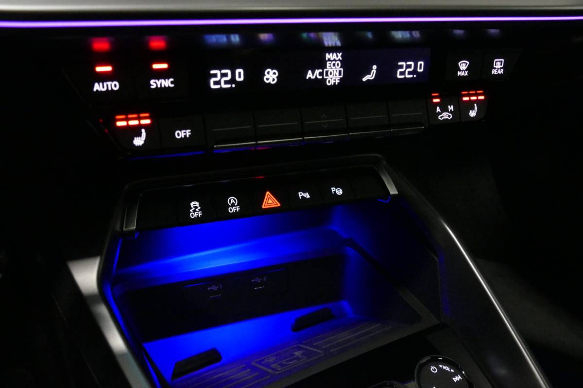 Audi A3 Audi A3 Limousine 35 TDI S Line / S-Line ex- & interieur / Maxton Design Bodykit / Panoramadak / S Sportstoelen / Bang & Olufsen Sound / Matrix LED / Ambienteverlichting / Stoelverwarming / Apple Carplay – Android Auto / 19” LMV Vossen look / Black Optic pakket / Achteruitrijcamera / Navigatie / Cruise Control