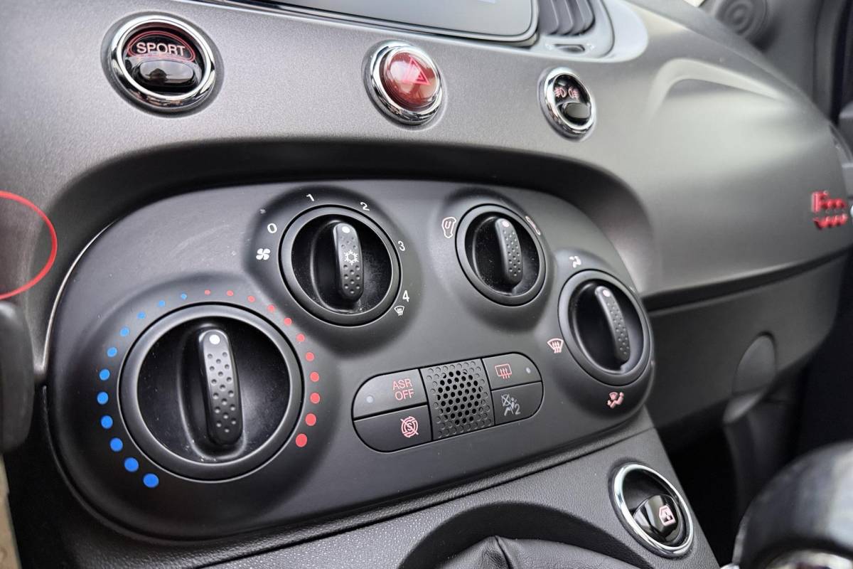 Fiat 500C Fiat 500C 0.9 TwinAir Turbo Sport 105pk | Airco | Sportstoelen | Parkeersensoren achter | Navigatie | Bluetooth | Uniek
