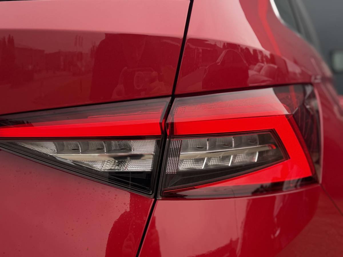 Škoda Kodiaq Skoda Kodiaq 1.5 TSI Style Business – Schuif-/kanteldak – Elektr.verst. stoel + verwarming – Apple Carplay/Android Auto – Trekhaak