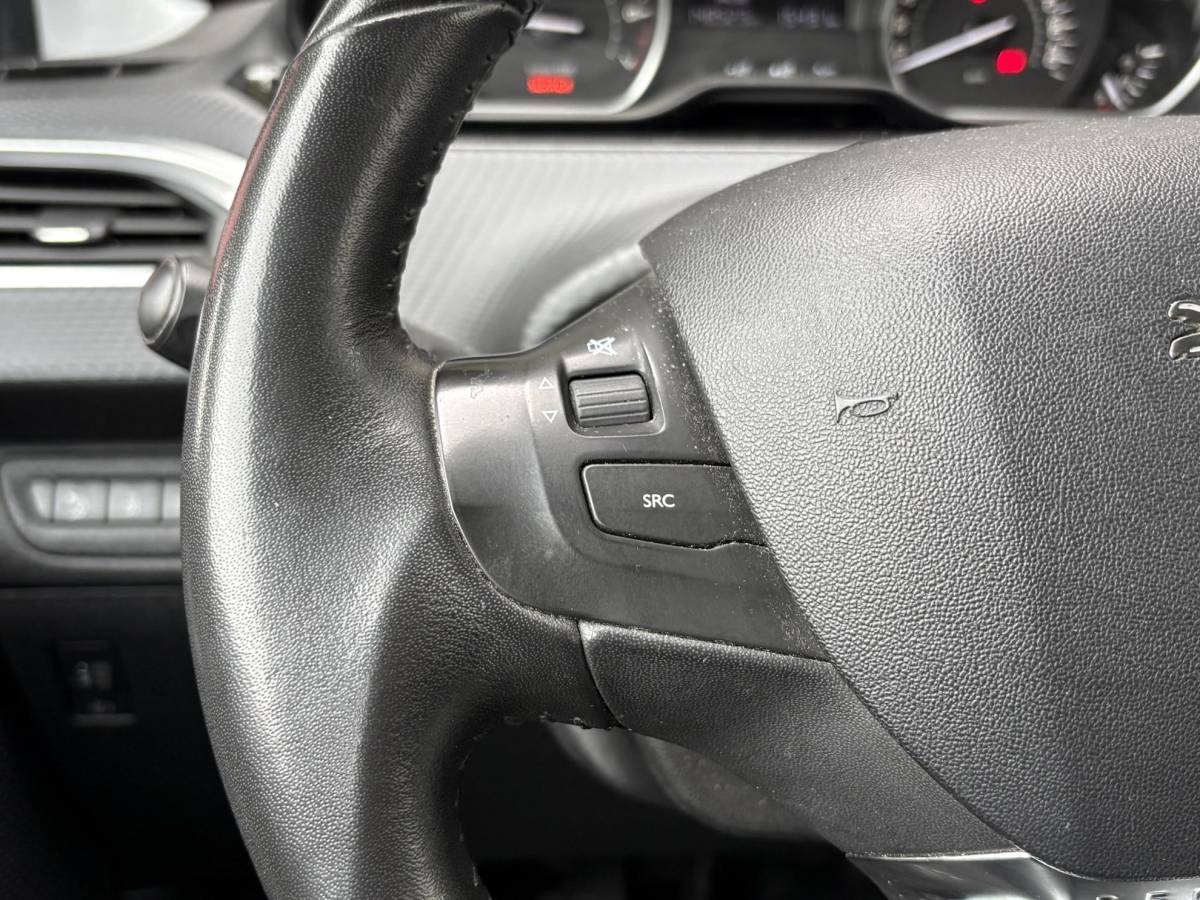 Peugeot 2008 Peugeot 2008 1.2 PureTech Blue Lion – Navigatie – Airconditioning – Trekhaak – Cruise Control