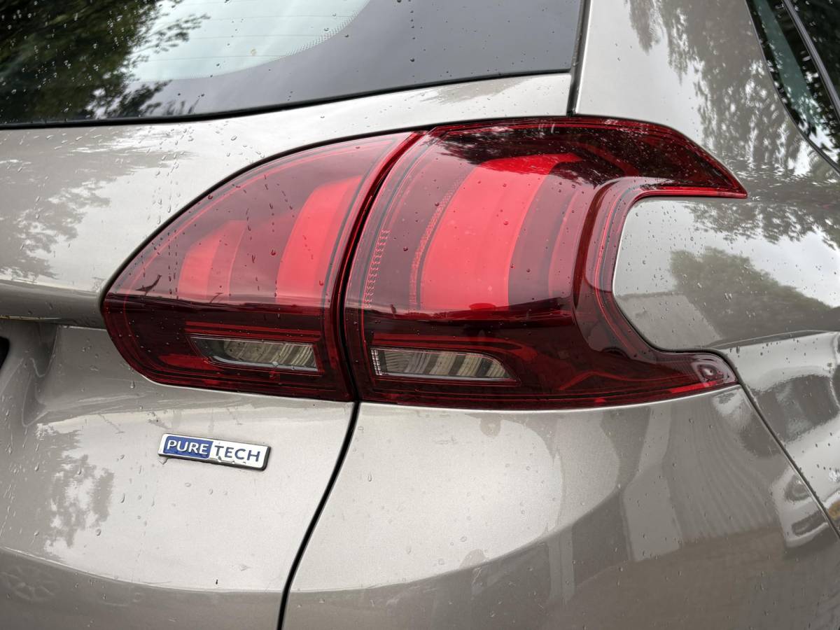 Peugeot 2008 Peugeot 2008 1.2 PureTech Blue Lion – Navigatie – Airconditioning – Trekhaak – Cruise Control